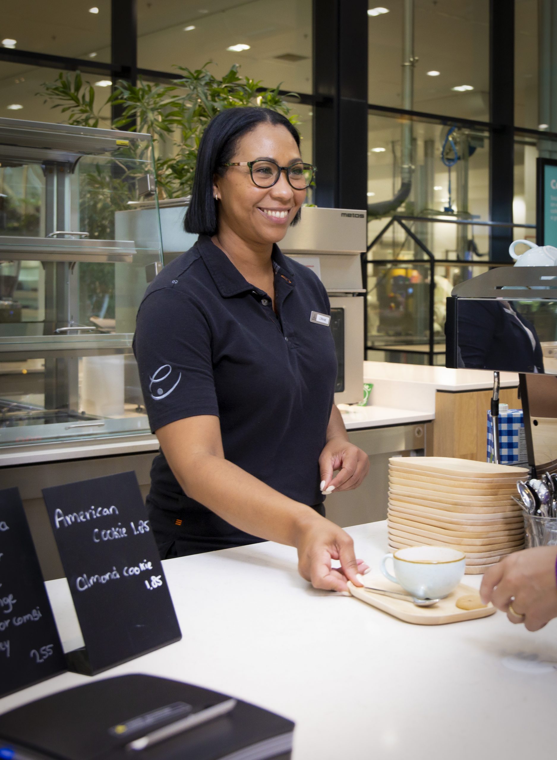 Medewerker van Compass Group in een bedrijfsrestaurant