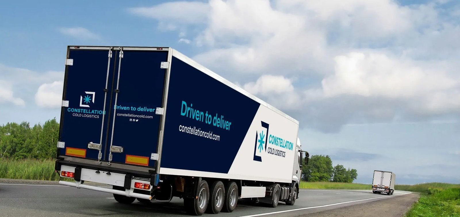 Gekoelde vrachtwagen van Constellation Cold Logistics op de snelweg