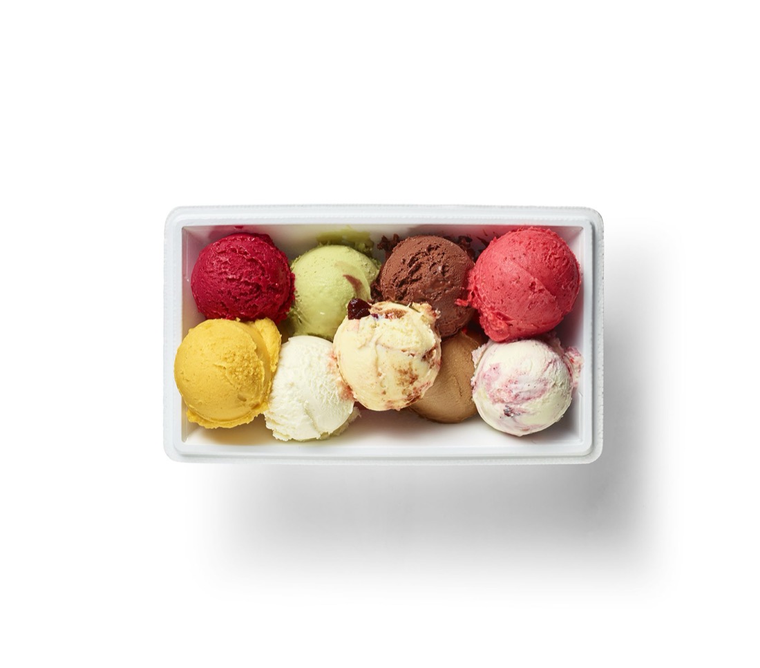 Kleurrijke bollen ijs van IJscuypje