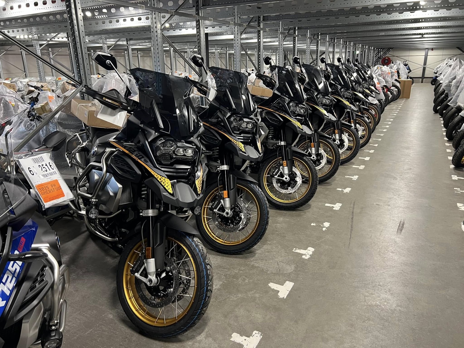 Rij motorfietsen klaar voor distributie in het MolCargo warehouse