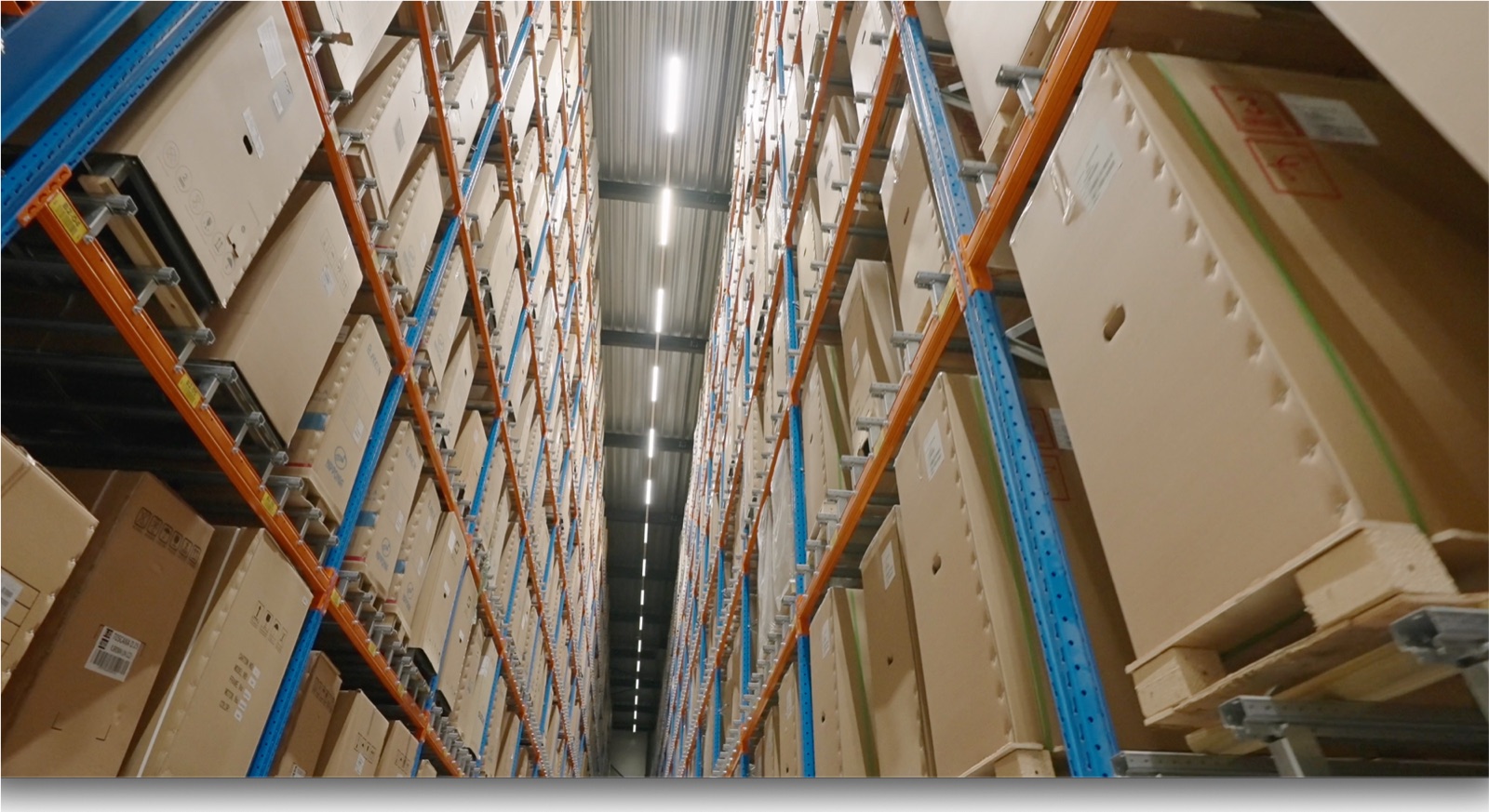 Warehouse van MolCargo met hoge stellingen en goederen