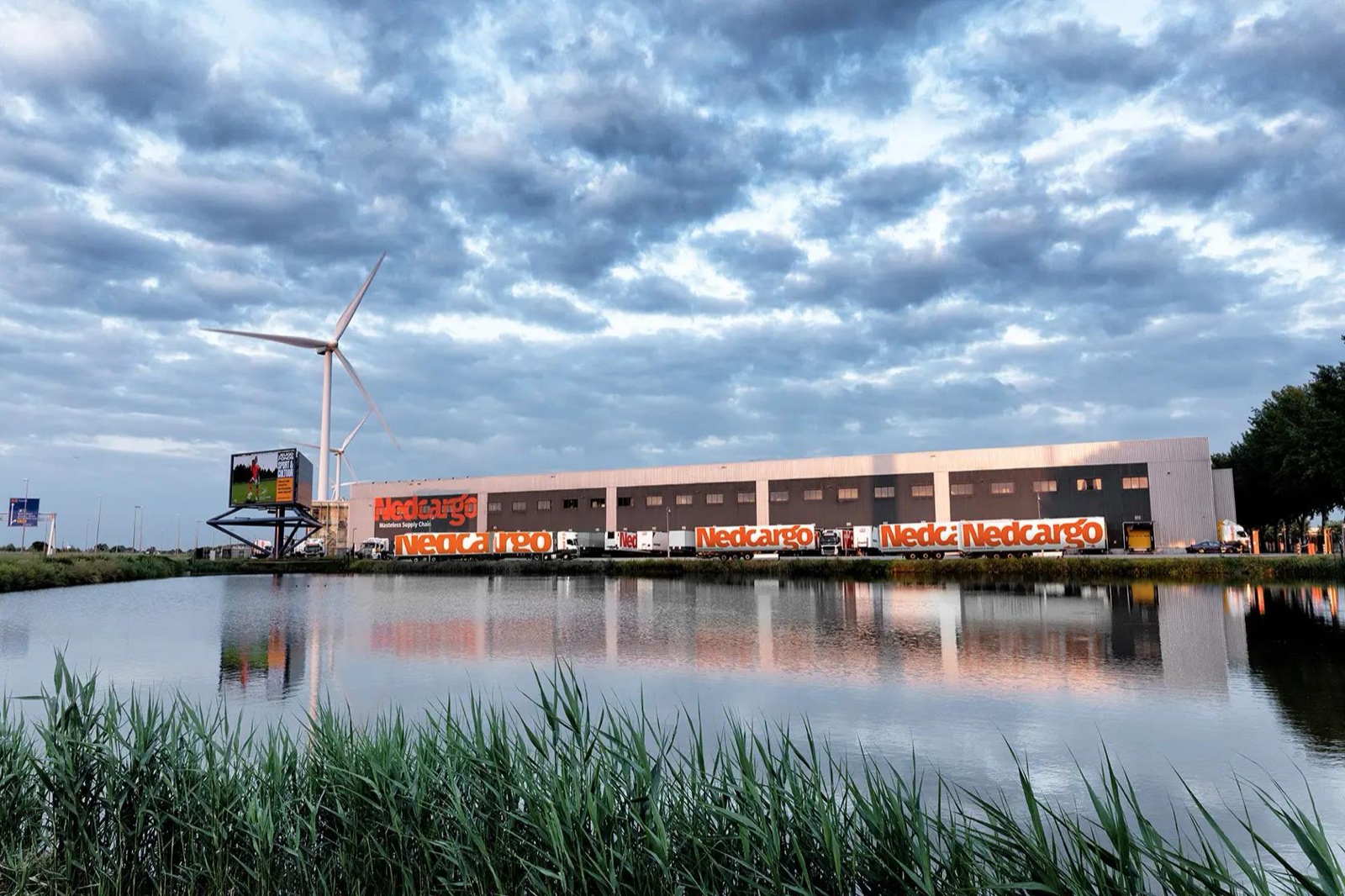 Magazijn van NedCargo met pallets en stellingen