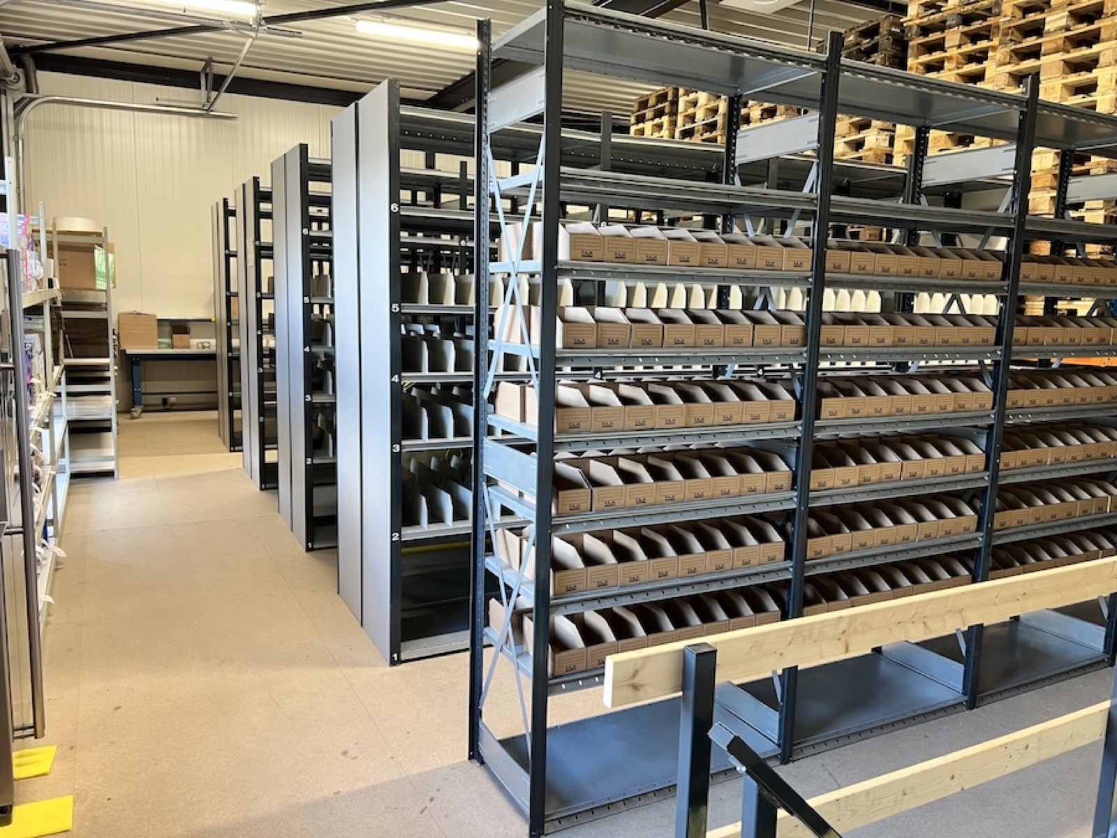 Stellingen met genummerde piklocaties in het magazijn van PackHero