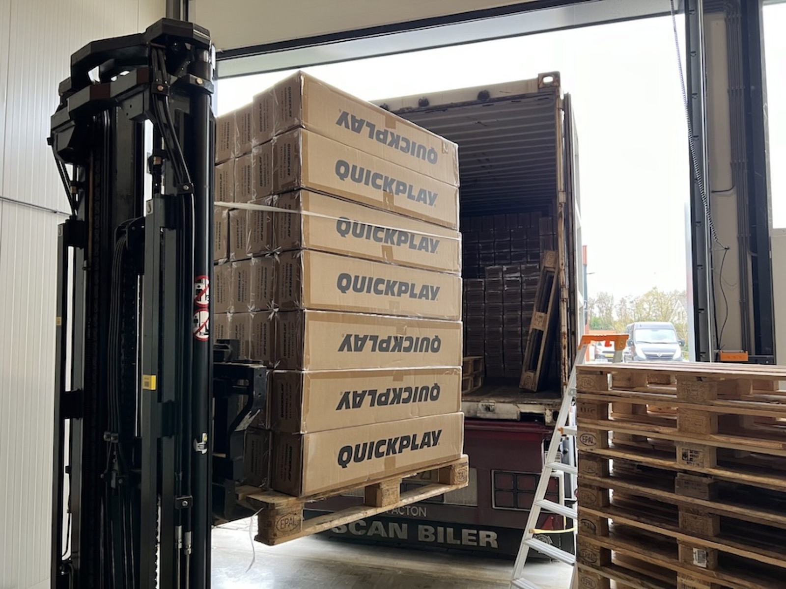 Heftruck van PackHero laadt een pallet met dozen in een vrachtwagen